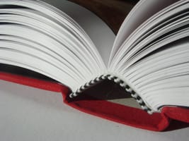 Le livre lumineux  ✨ Adeptes des livres sur la table de chevet